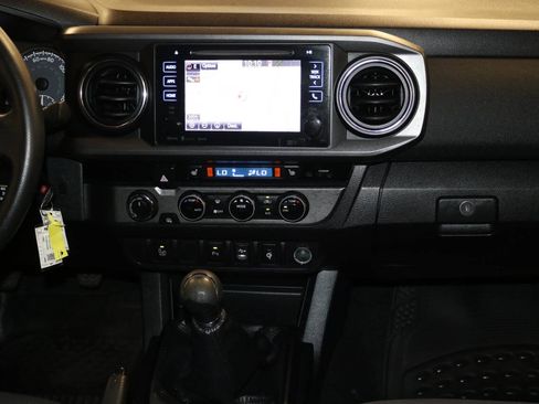 Used 2017 Toyota Tacoma TRD Sport w/ Premium & Technology Package AWD/4WD image 27