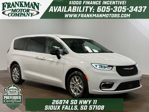 Used 2024 Chrysler Pacifica Touring-L image 1