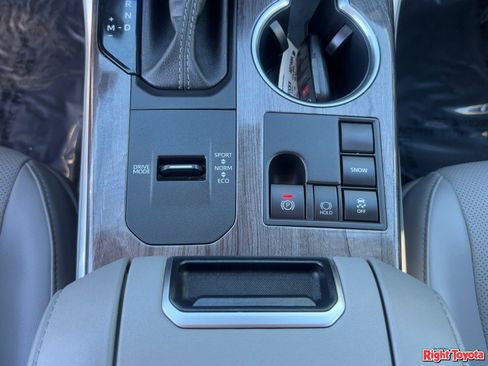 Used 2024 Toyota Highlander Platinum image 31
