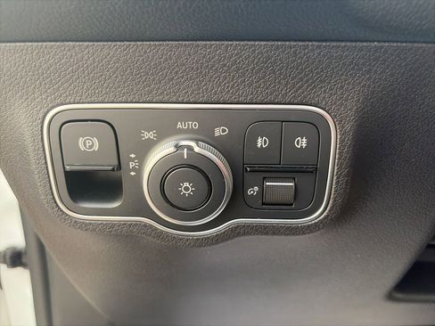 Used 2023 Mercedes-Benz GLB 250 4MATIC w/ Premium Package image 12
