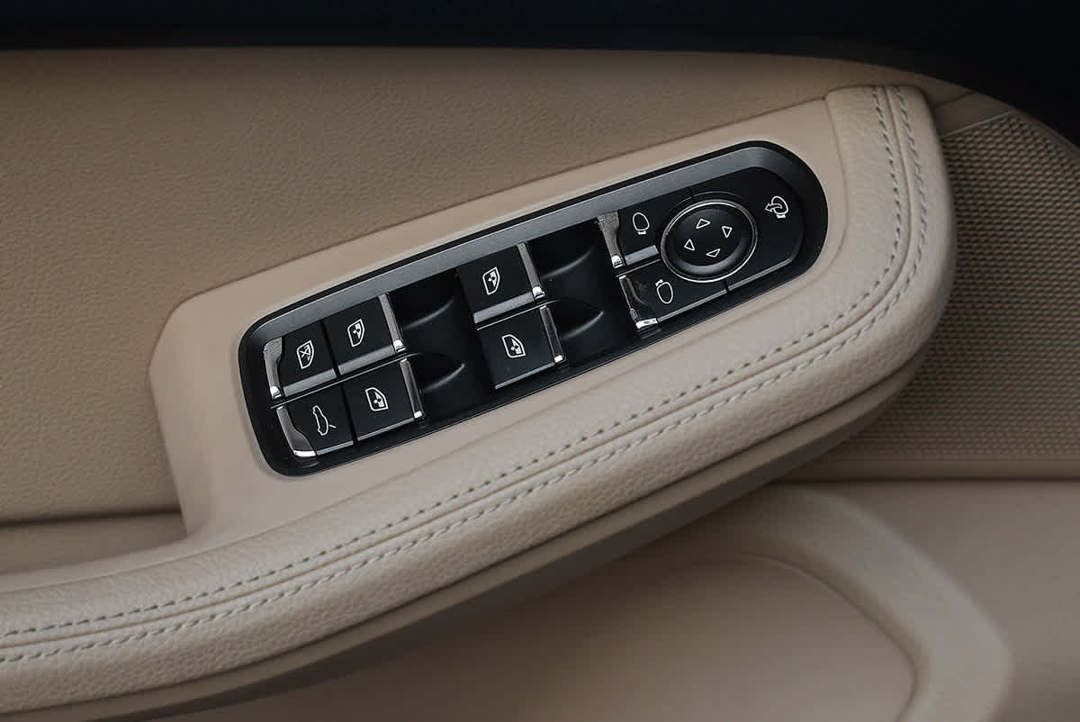 Used 2024 Porsche Macan S AWD/4WD image 36