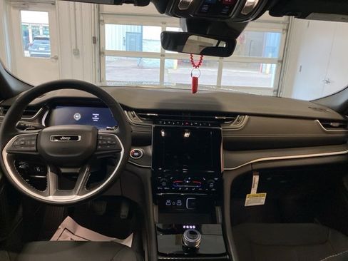 Used 2025 Jeep Grand Cherokee Laredo X w/ Luxury Tech Group I image 8