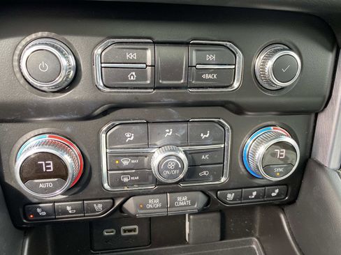 Used 2022 GMC Yukon SLT w/ SLT Premium Package image 16