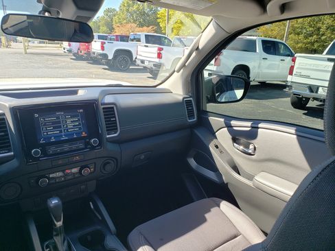 Used 2022 Nissan Frontier SV w/ Technology Package image 32