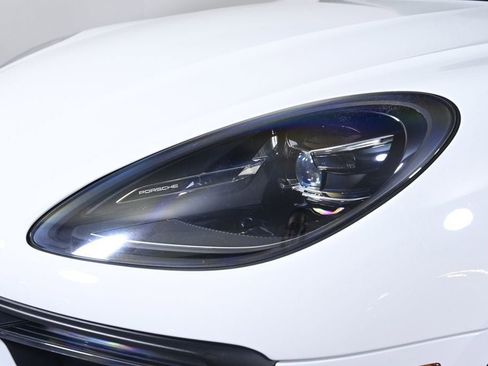 Certified 2022 Porsche Macan AWD/4WD image 24