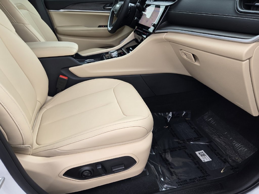 Used 2026 Jeep Grand Cherokee Limited RWD image 16