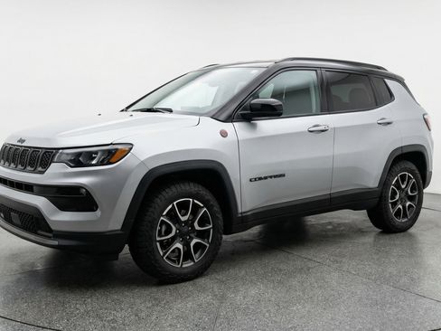Used 2025 Jeep Compass Trailhawk AWD/4WD image 3
