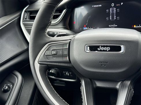 New 2025 Jeep Grand Cherokee Altitude image 12