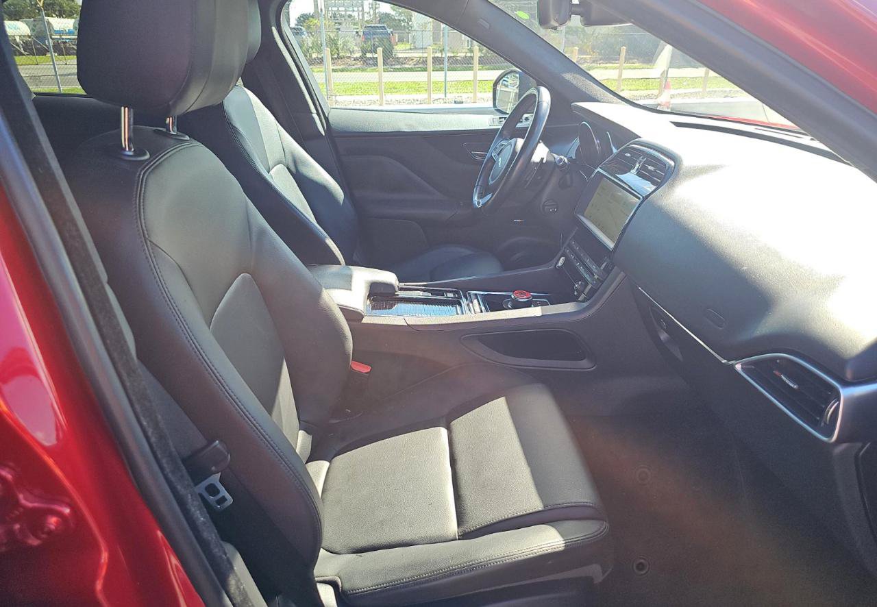 Used 2019 Jaguar F-PACE Premium AWD/4WD image 11