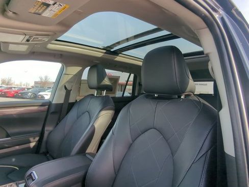 Certified 2025 Toyota Highlander Platinum image 10