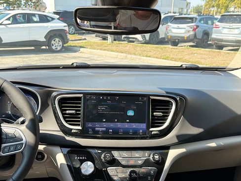 Used 2024 Chrysler Pacifica Touring-L image 18