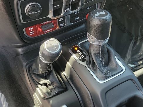 Used 2024 Jeep Wrangler Unlimited Rubicon AWD/4WD image 32