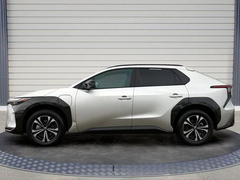 Used 2024 Toyota bZ4X XLE w/ Weather Package FWD image 4