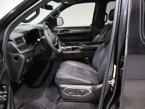 Used 2024 Jeep Wagoneer L Series II image 11