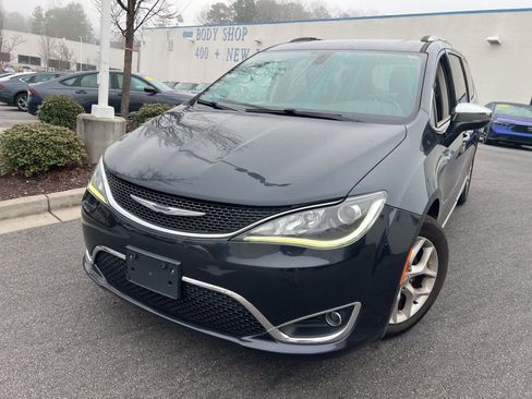 Used 2020 Chrysler Pacifica Limited image 1