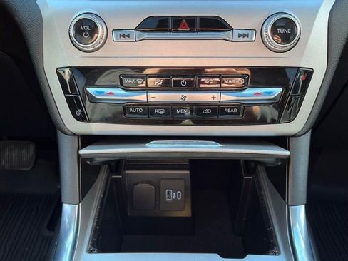 Used 2022 Ford Explorer XLT w/ Equipment Group 202A AWD/4WD image 16
