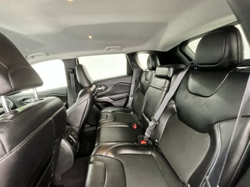 Used 2019 Jeep Cherokee Latitude Plus w/ Comfort/Convenience Group image 7