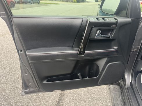 Used 2019 Toyota 4Runner TRD Off-Road Premium AWD/4WD image 6