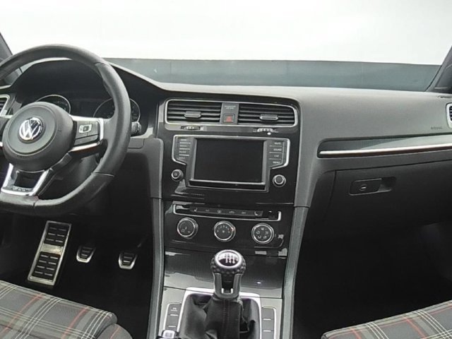 Used 2016 Volkswagen Golf 4-Door FWD image 23