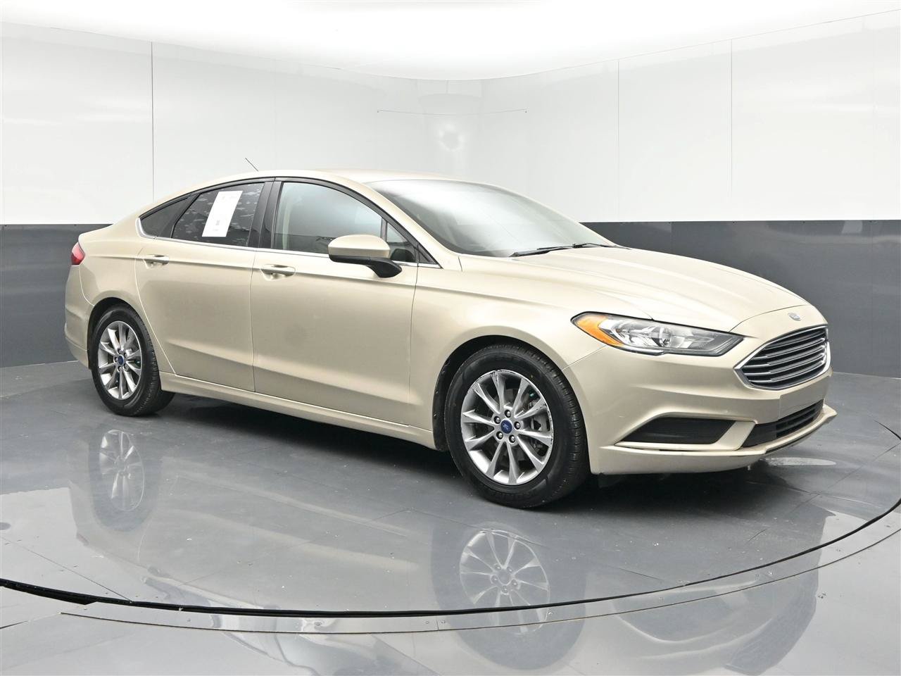 Used 2017 Ford Fusion SE w/ Fusion SE Technology Package FWD image 3
