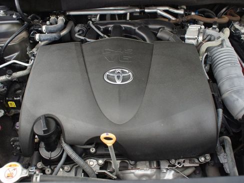 Used 2022 Toyota Highlander XLE image 29