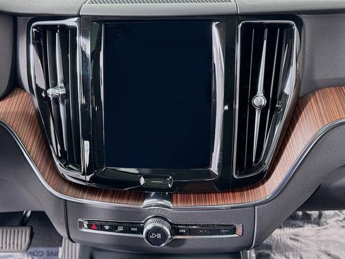 Used 2023 Volvo XC60 B5 Plus image 38