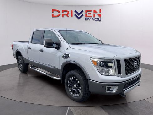 Used 2018 Nissan Titan PRO-4X w/ Pro-4x Convenience Package image 8