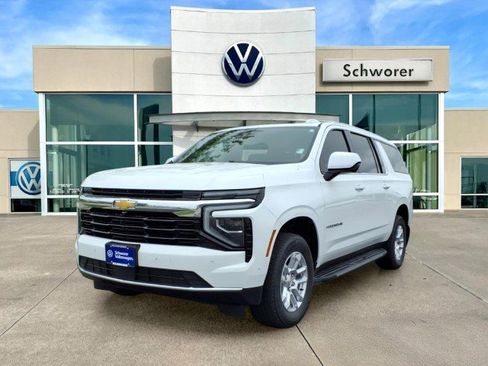 Used 2025 Chevrolet Suburban LS AWD/4WD image 2