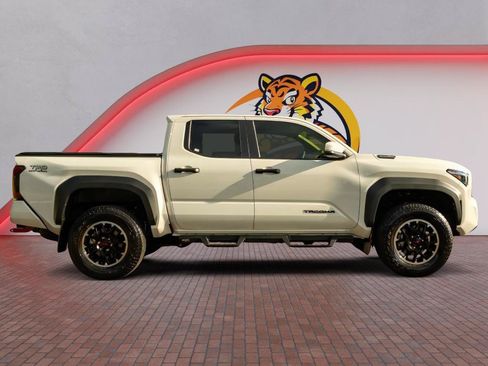 Used 2025 Toyota Tacoma TRD Off-Road w/ TRD Off Road Upgrade Package AWD/4WD image 4