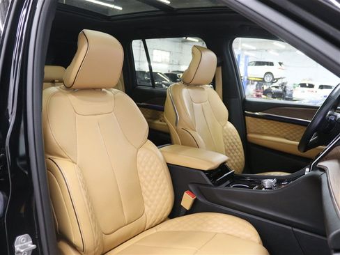 Used 2023 Jeep Grand Cherokee Summit w/ Luxury Tech Group V AWD/4WD image 31