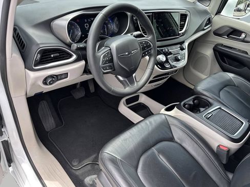 Used 2022 Chrysler Pacifica Touring-L FWD image 10