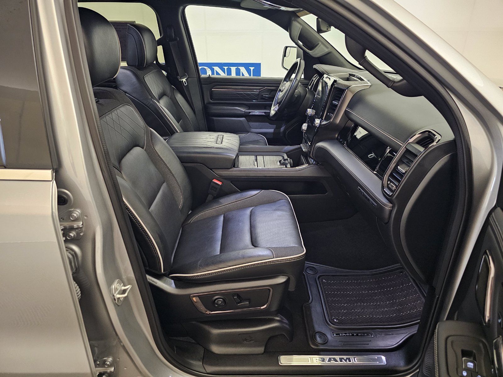 Used 2025 RAM 1500 Limited AWD/4WD image 26