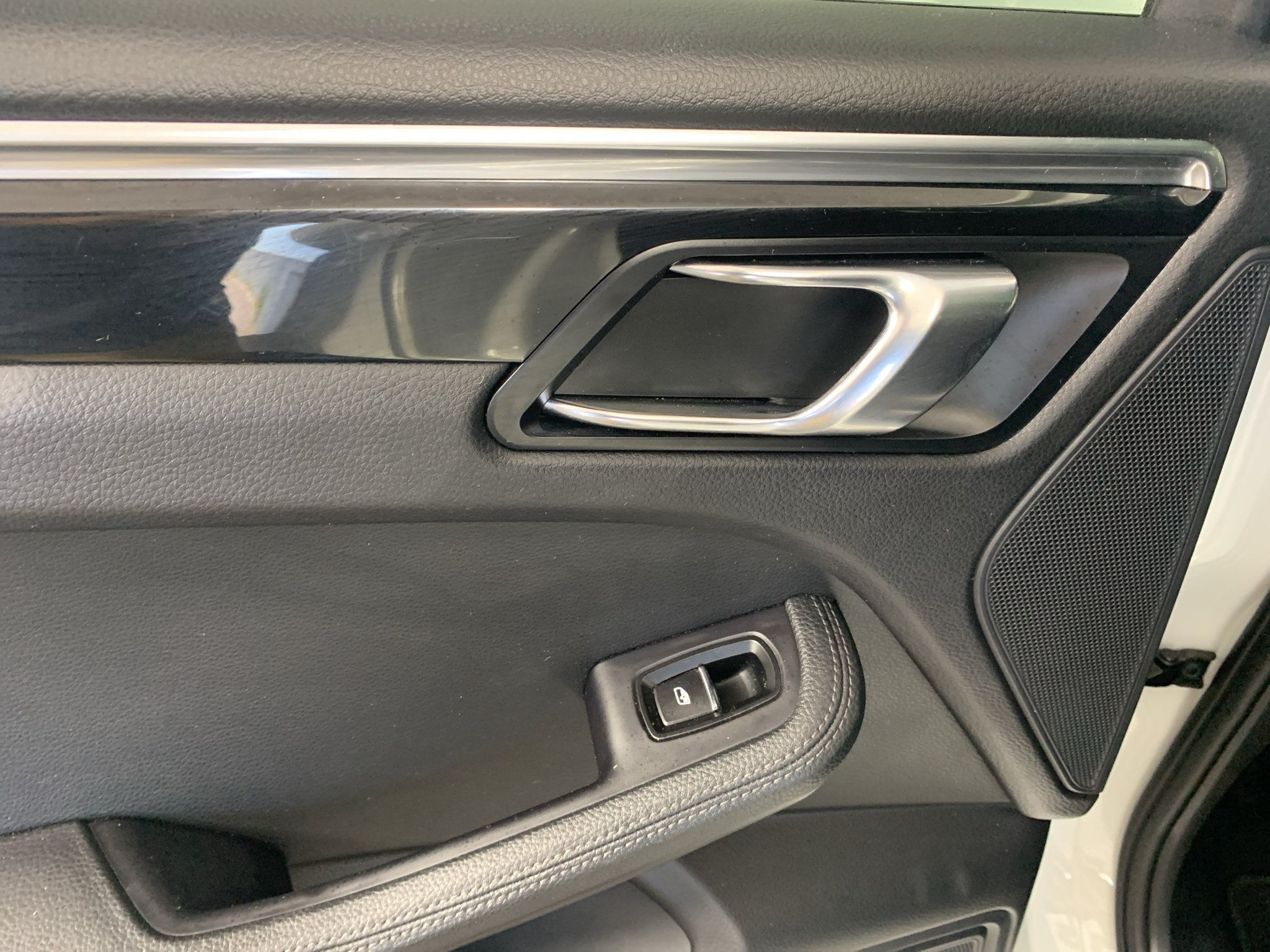 Used 2016 Porsche Macan S AWD/4WD image 30