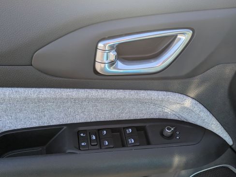 Certified 2025 Jeep Compass Latitude image 13