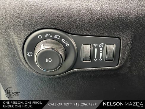 Used 2025 Jeep Compass Latitude image 30