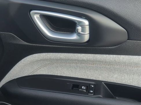 Used 2023 Jeep Compass Latitude image 27