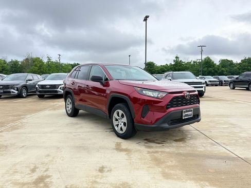 Used 2022 Toyota RAV4 LE FWD image 3