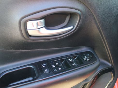 Used 2018 Jeep Renegade Altitude image 28