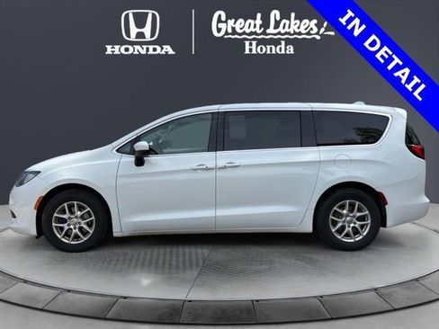 Used 2017 Chrysler Pacifica Touring FWD image 3