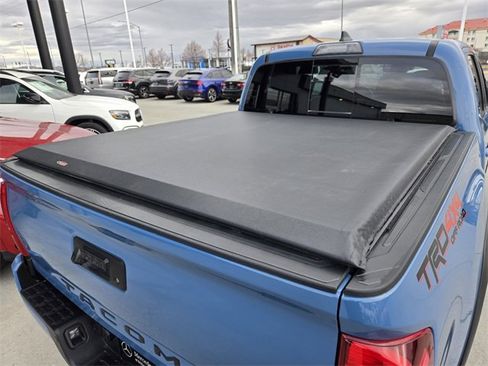Used 2019 Toyota Tacoma TRD Off-Road image 11