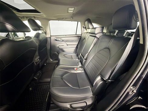 Used 2023 Toyota Highlander L image 21