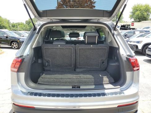Used 2023 Volkswagen Tiguan SE w/ Panoramic Sunroof Package FWD image 8