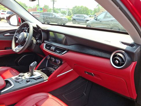 Used 2020 Alfa Romeo Stelvio image 11
