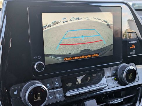 Used 2023 Toyota Highlander XLE AWD/4WD image 29