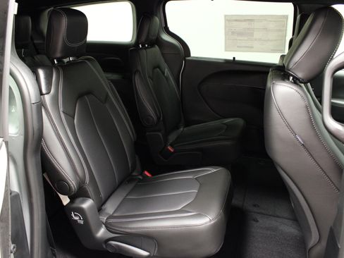 New 2026 Chrysler Pacifica Select AWD/4WD image 15