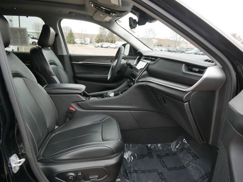 Used 2023 Jeep Grand Cherokee L Limited w/ Luxury Tech Group II AWD/4WD image 13