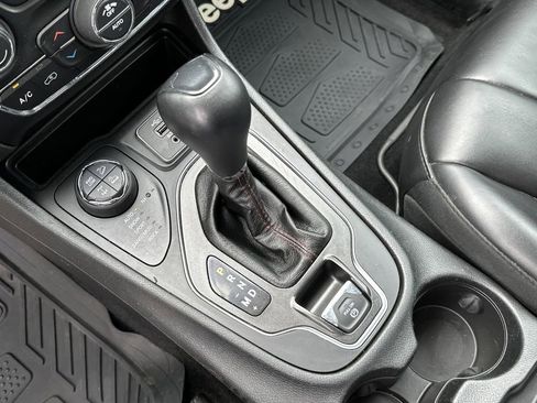 Used 2019 Jeep Cherokee Trailhawk image 27