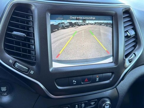 Used 2022 Jeep Cherokee Trailhawk w/ Comfort/Convenience Group AWD/4WD image 14