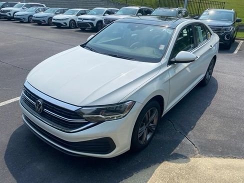 Used 2023 Volkswagen Jetta SE FWD image 2