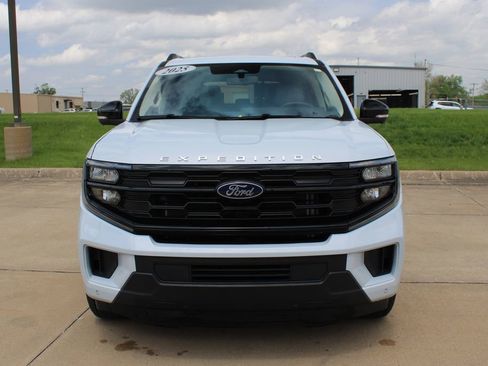 Used 2025 Ford Expedition Active AWD/4WD image 2